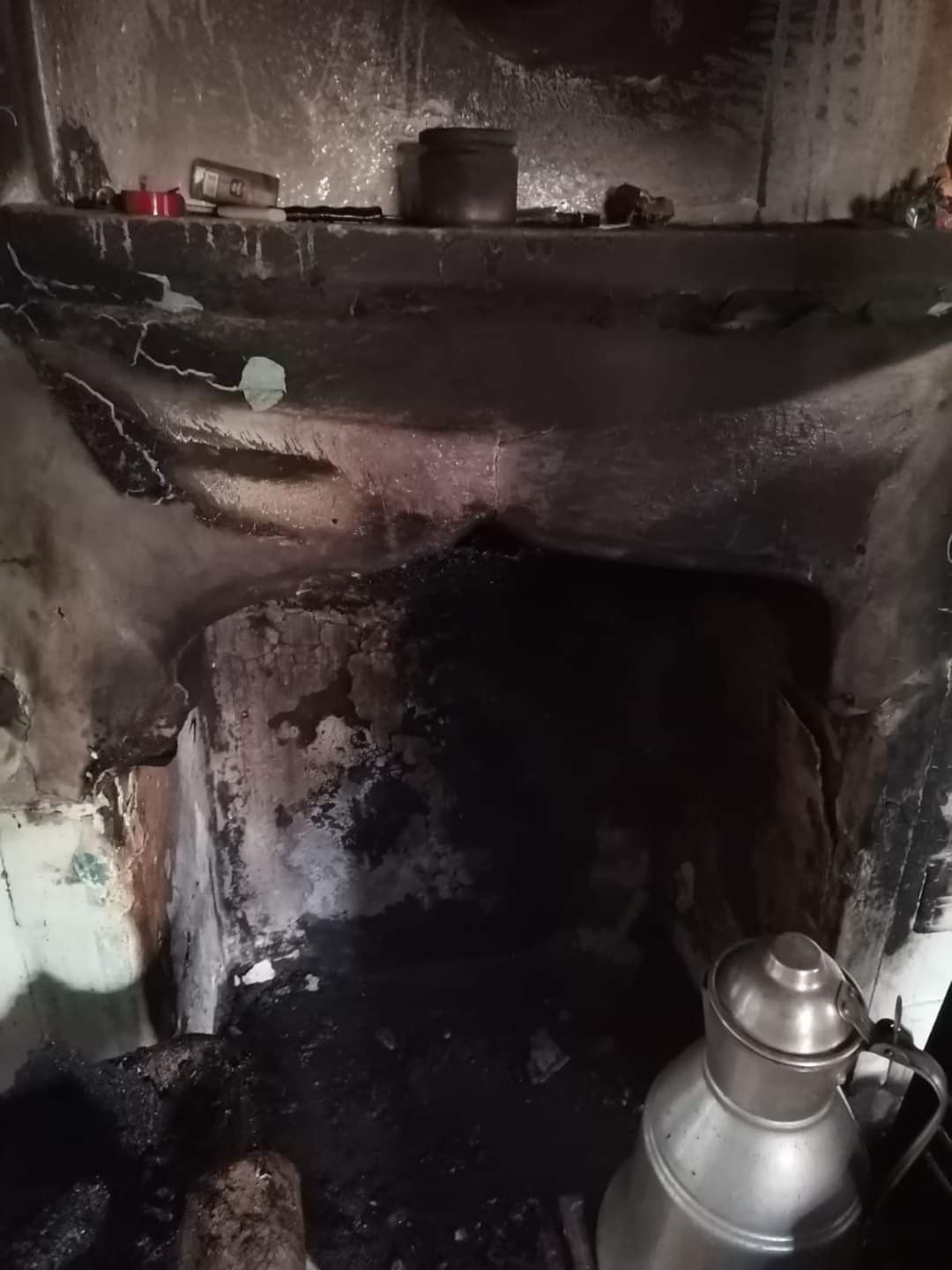 Sobada çıkan yangın iki katlı evi kül ediyordu