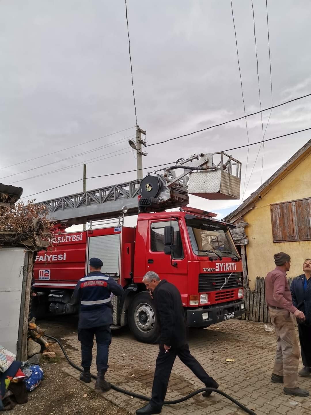 Sobada çıkan yangın iki katlı evi kül ediyordu