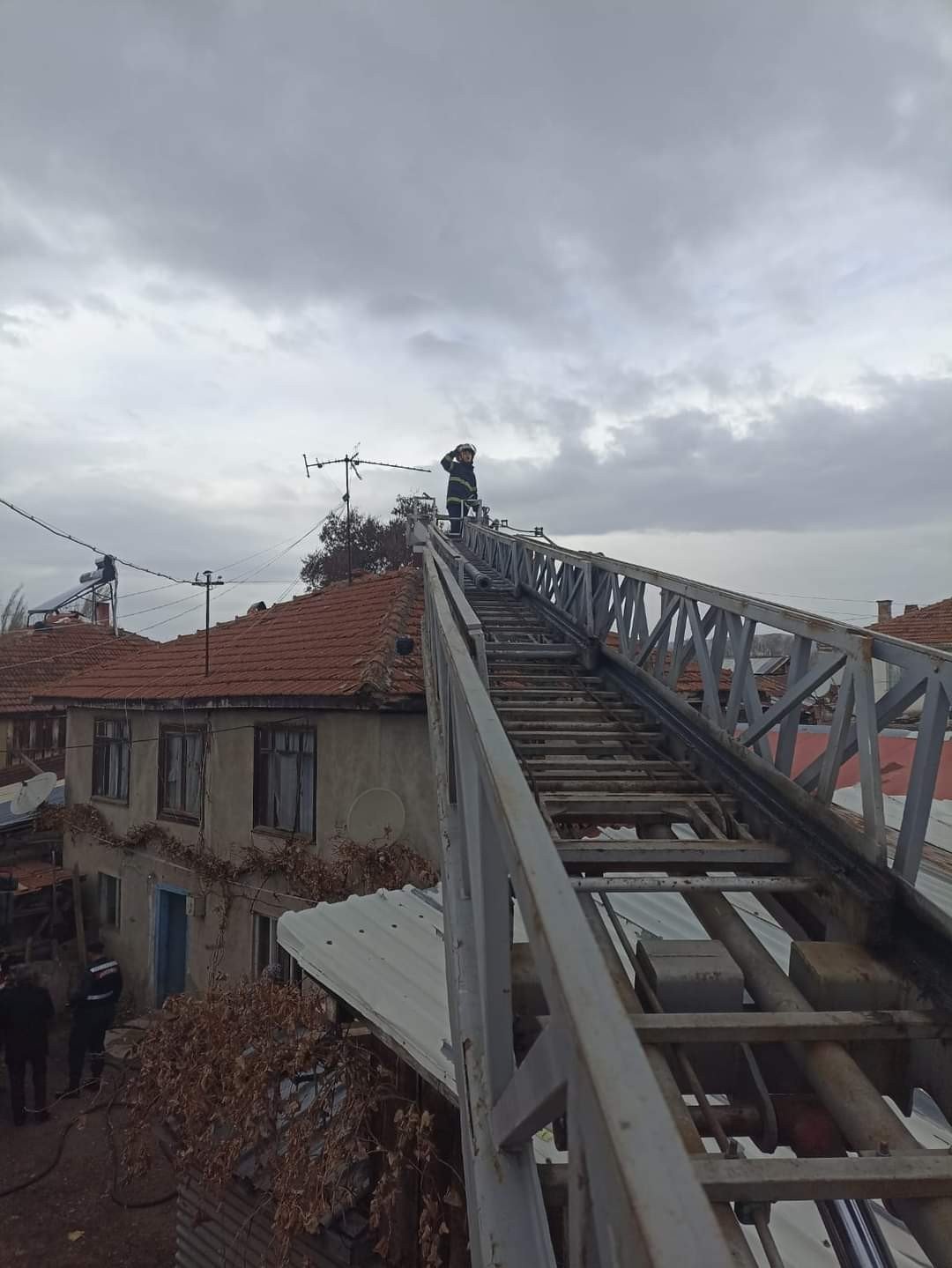 Sobada çıkan yangın iki katlı evi kül ediyordu