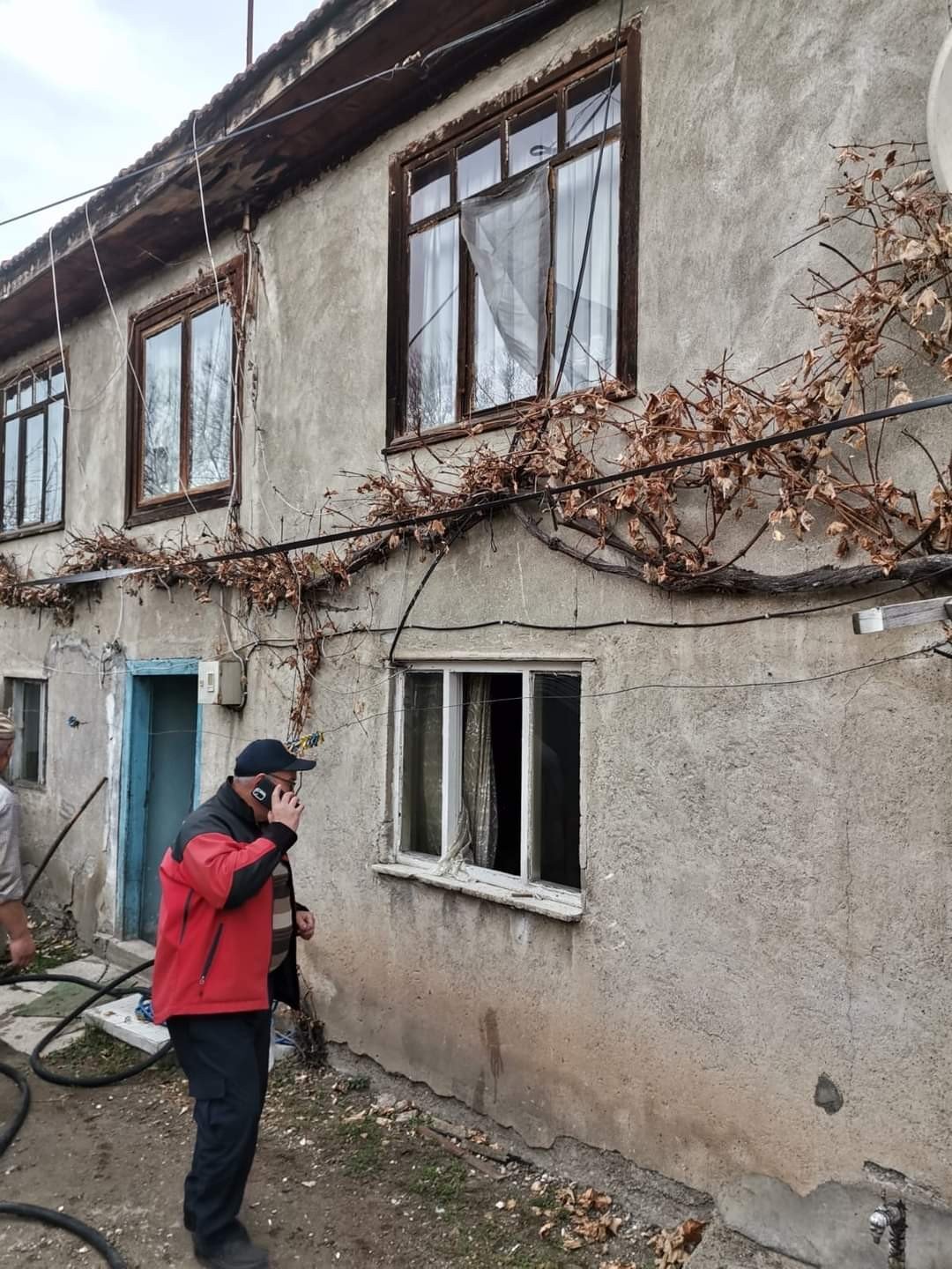 Sobada çıkan yangın iki katlı evi kül ediyordu