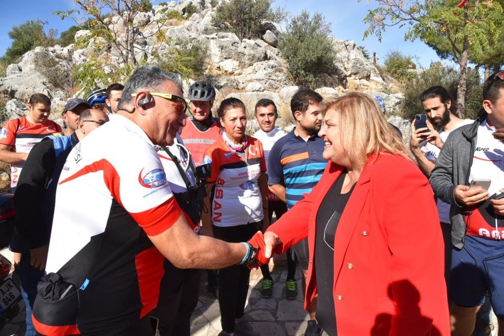 Bisikletçiler önce pedal çevirdi sonra çevre temizliği yaptı