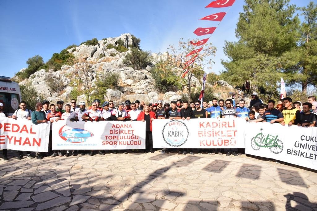 Bisikletçiler önce pedal çevirdi sonra çevre temizliği yaptı