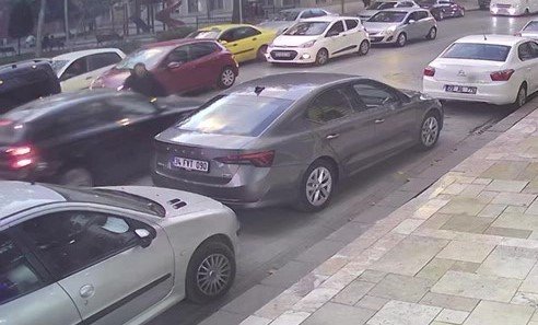 Dikkatsiz yaya az daha canından oluyordu