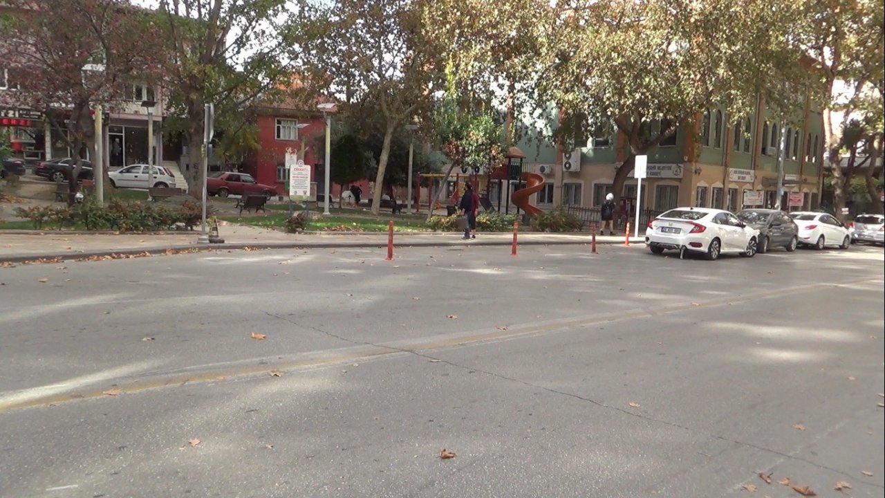 Dikkatsiz yaya az daha canından oluyordu