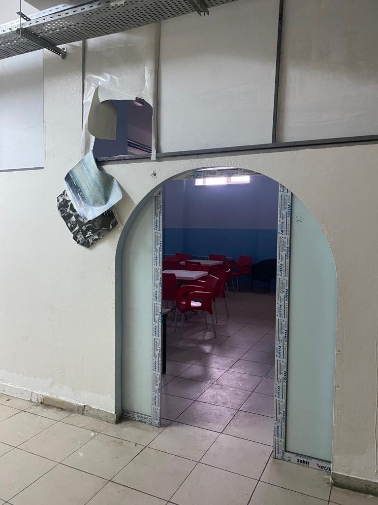 Okul kantinine giren kar maskeli hırsızlar, ne varsa çöp poşetine doldurup çaldı