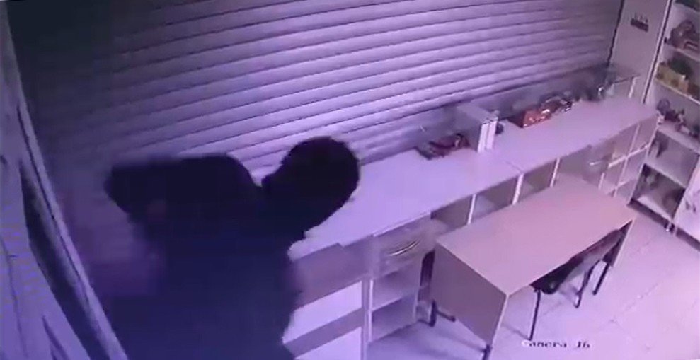 Okul kantinine giren kar maskeli hırsızlar, ne varsa çöp poşetine doldurup çaldı