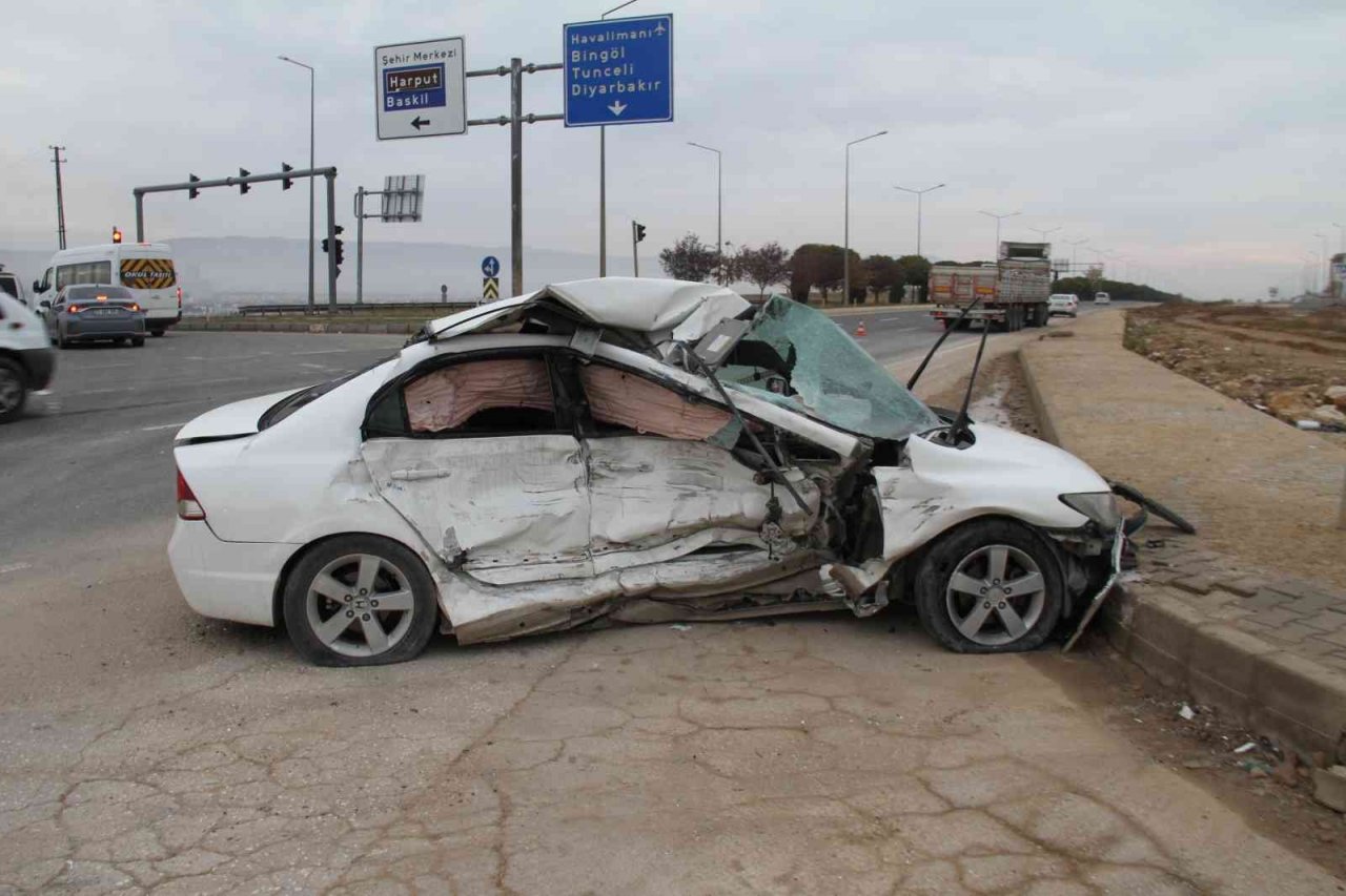Elazığ’da tırın çarptığı otomobil kağıt gibi ezildi: 1 yaralı