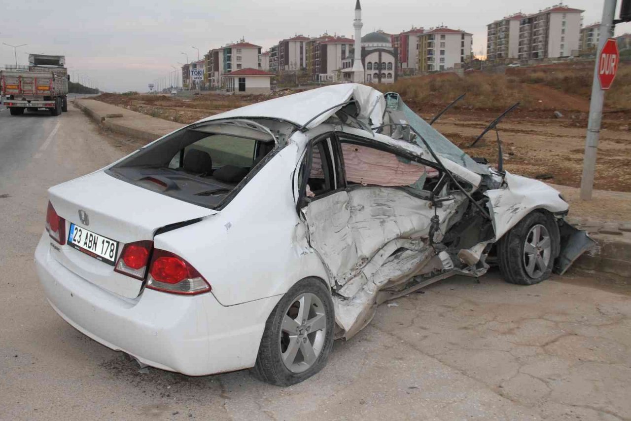 Elazığ’da tırın çarptığı otomobil kağıt gibi ezildi: 1 yaralı