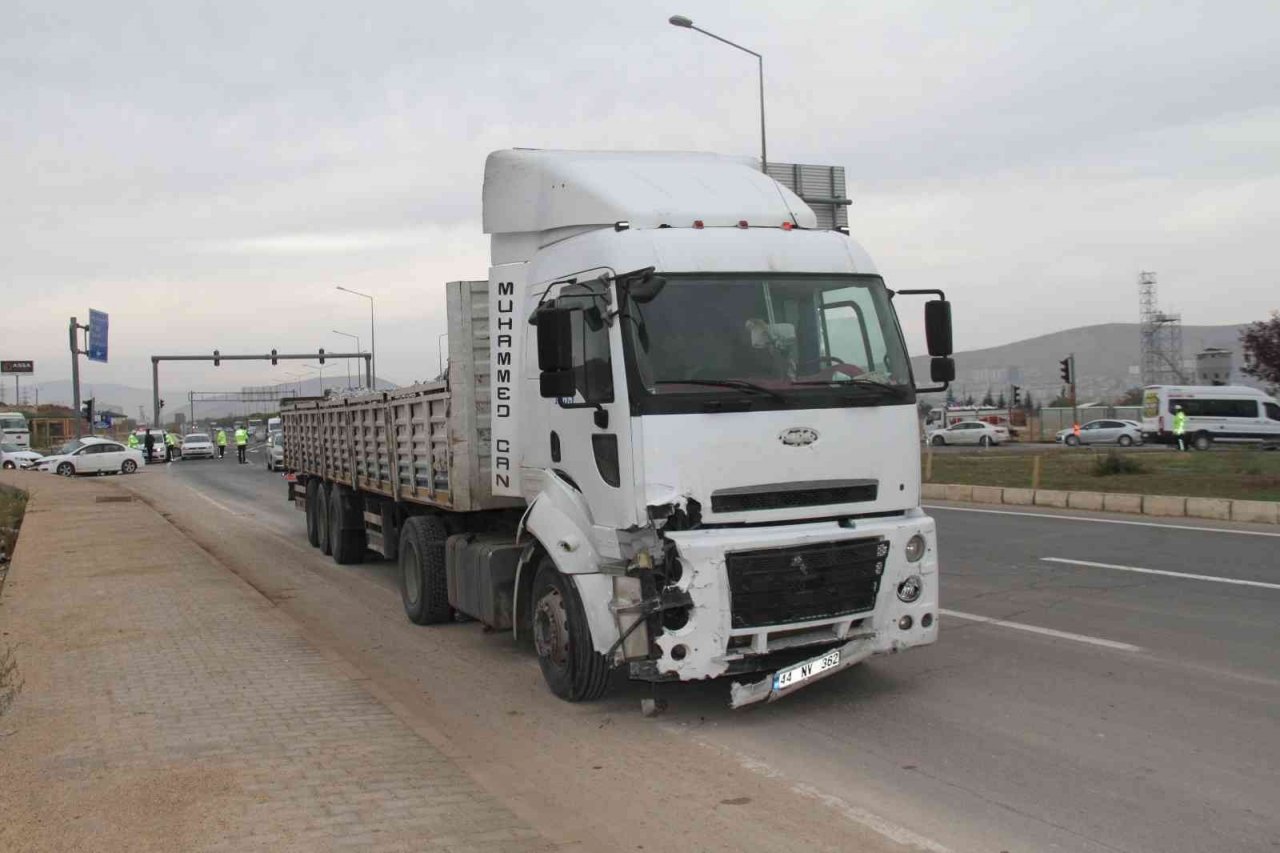 Elazığ’da tırın çarptığı otomobil kağıt gibi ezildi: 1 yaralı