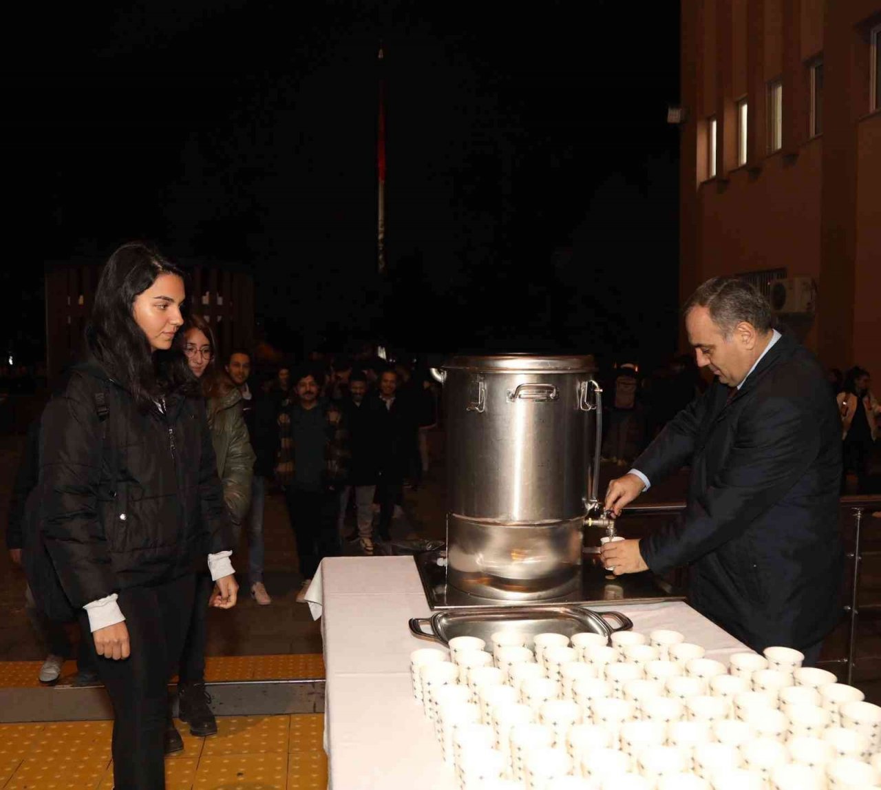 Rektör Altun’dan öğrencilere çorba ikramı