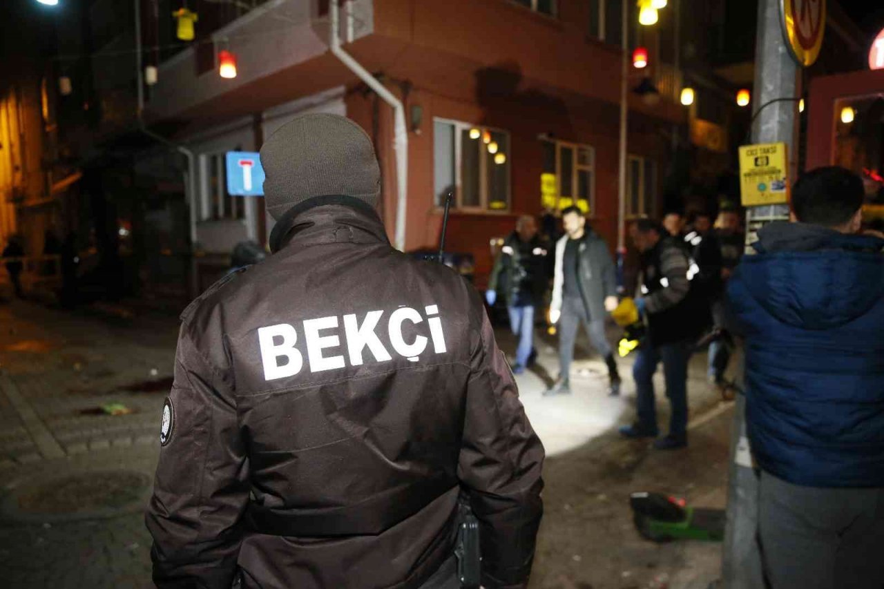 Eğlence mekanı önünde silahlı kavga: 2 yaralı