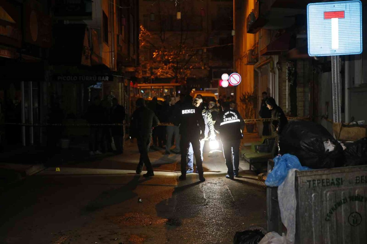 Eğlence mekanı önünde silahlı kavga: 2 yaralı