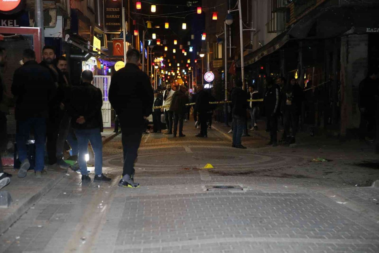 Eğlence mekanı önünde silahlı kavga: 2 yaralı