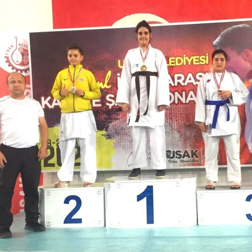 Eskişehirli karateciler Uşak’tan 8 madalyayla döndü