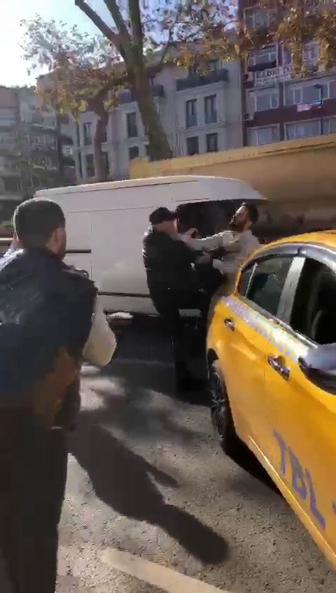 Fatih’te taksici ve yolcu arasında tekmeli yumruklu kavga kameraya yansıdı