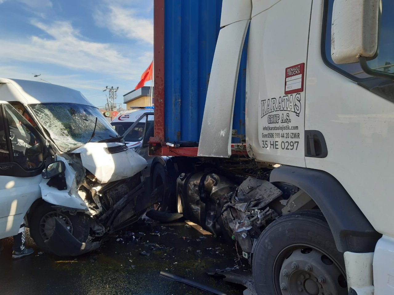 İzmir’de feci kaza: 1’i ağır 6 cezaevi personeli yaralı