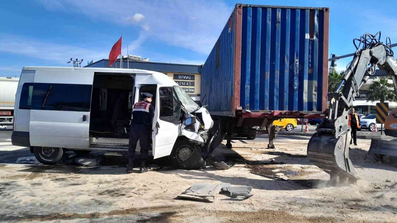 İzmir’de feci kaza: 1’i ağır 6 cezaevi personeli yaralı