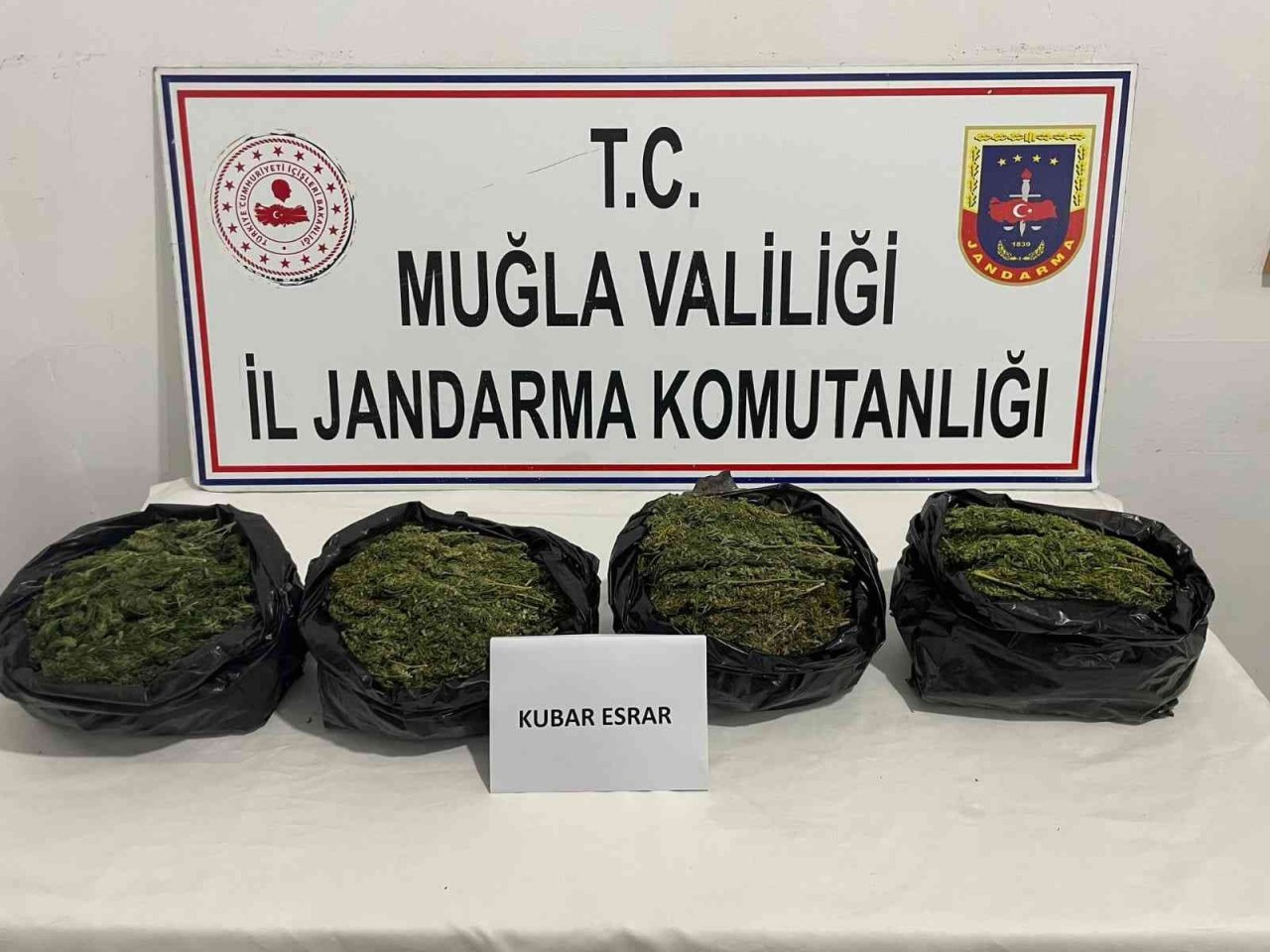 Jandarma zehir tacirlerini Seydikemer’de yakaladı