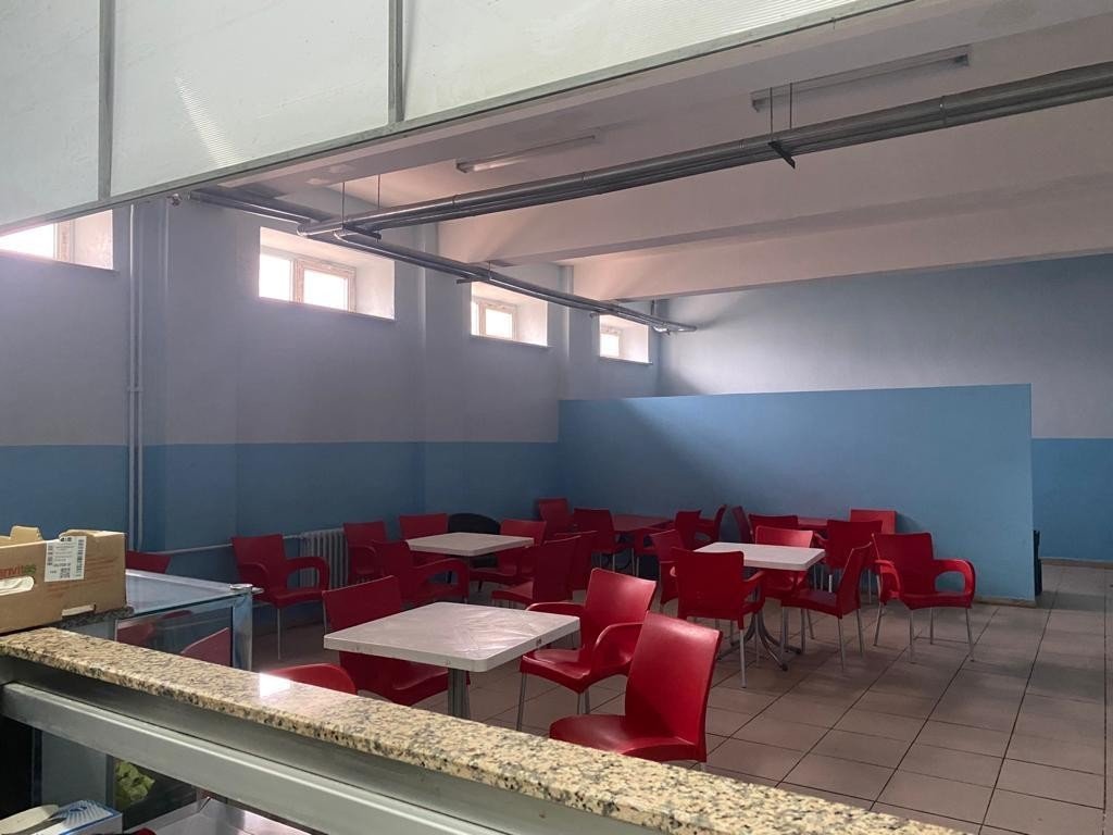 Okul kantinine giren kar maskeli hırsızlar, ne varsa çöp poşetine doldurup çaldı