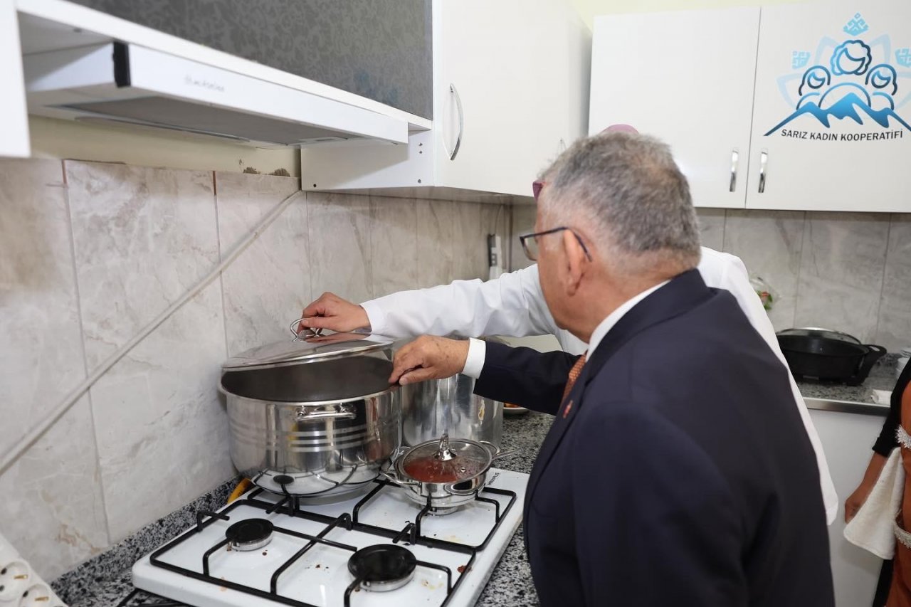 Büyükkılıç, Sarız’da Kadın Kooperatifi’ni ve esnafları ziyaret etti