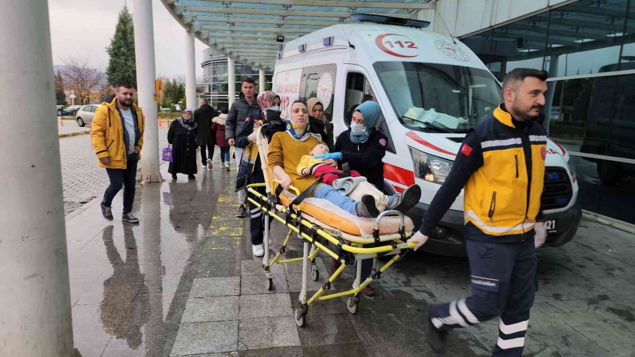 Hastane yolunda takla attılar: “Biri bebek 3 yaralı”