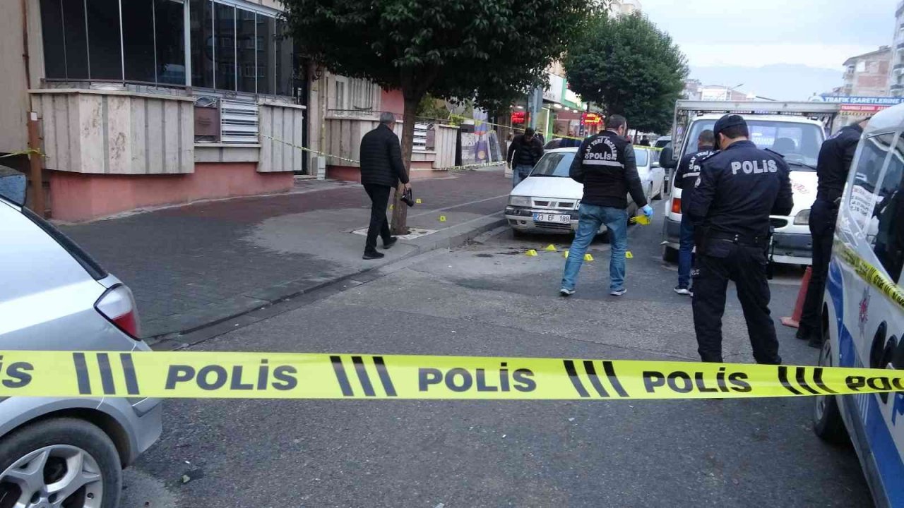 Sokak ortasında amcasına kurşun yağdırdı