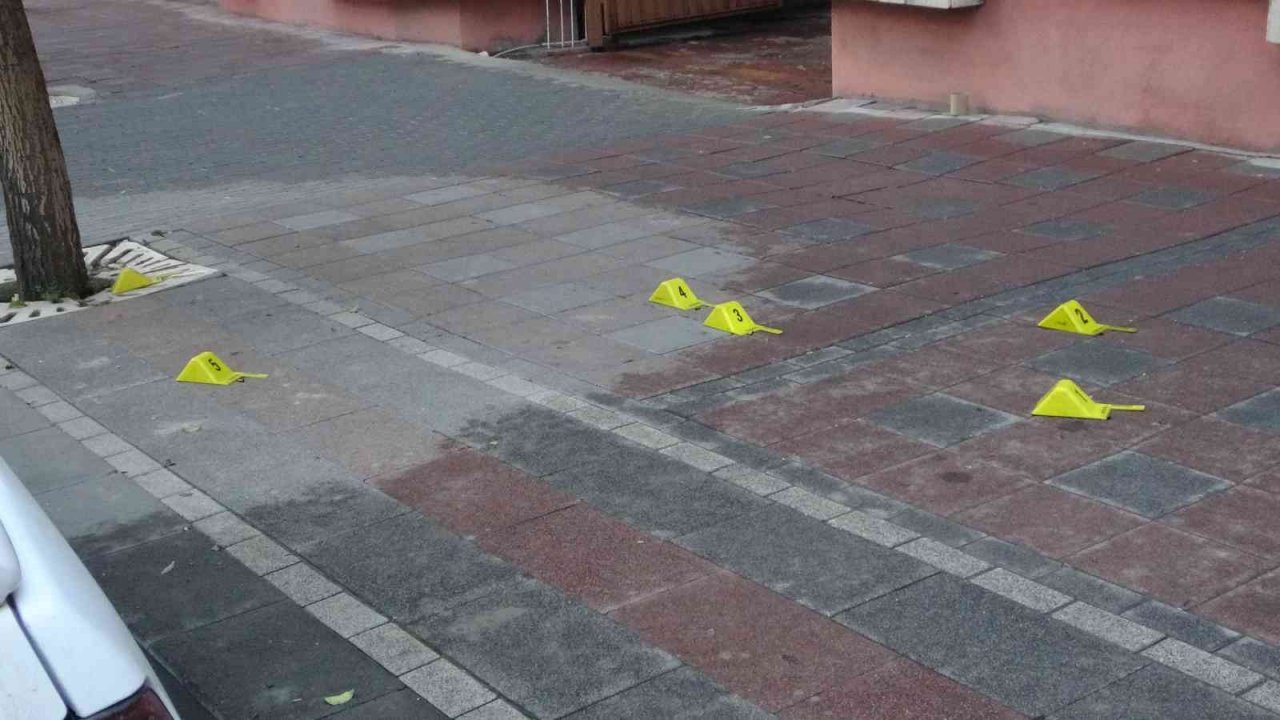 Sokak ortasında amcasına kurşun yağdırdı