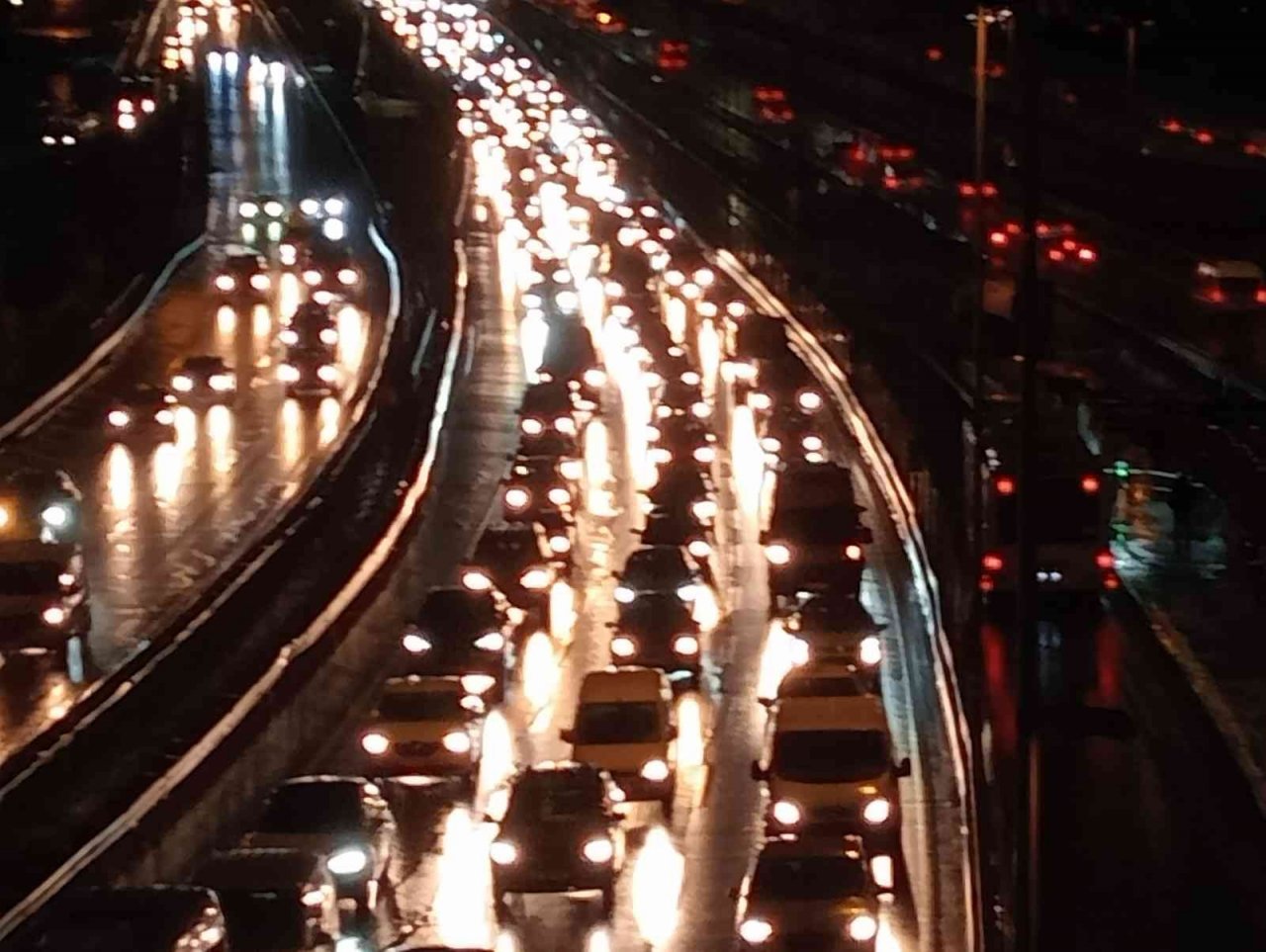 İstanbul’da sağanak yağış hayatı olumsuz etkiledi