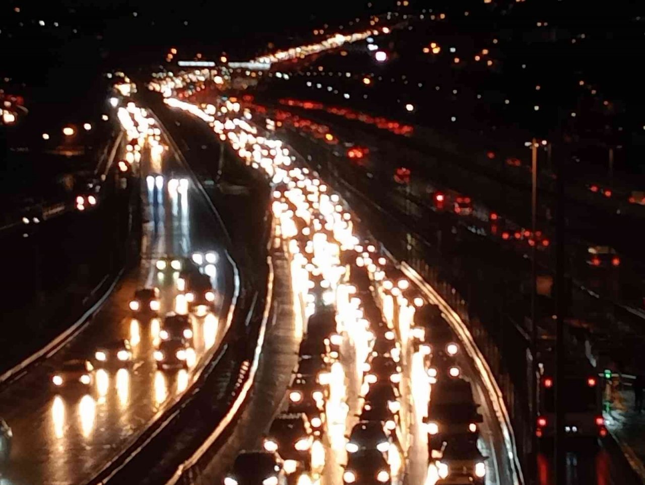 İstanbul’da sağanak yağış hayatı olumsuz etkiledi