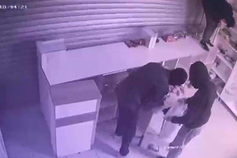 Okul kantinine giren kar maskeli hırsızlar, ne varsa çöp poşetine doldurup çaldı