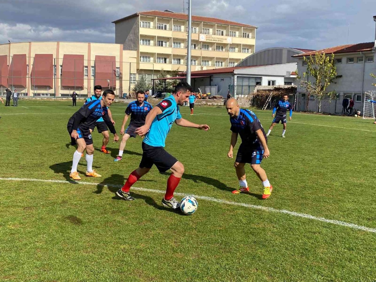 Öğretmenler karşı karşıya geldi, dostluk kazandı