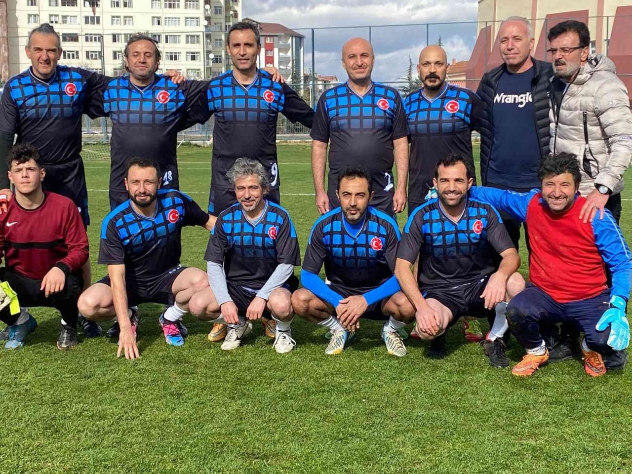 Öğretmenler karşı karşıya geldi, dostluk kazandı