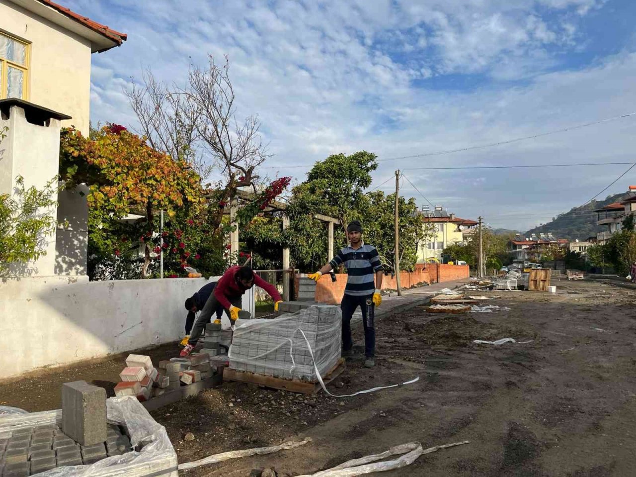 Ortaca’nın mahalle yollarına kilitli parke