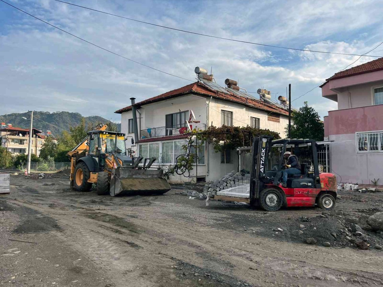 Ortaca’nın mahalle yollarına kilitli parke