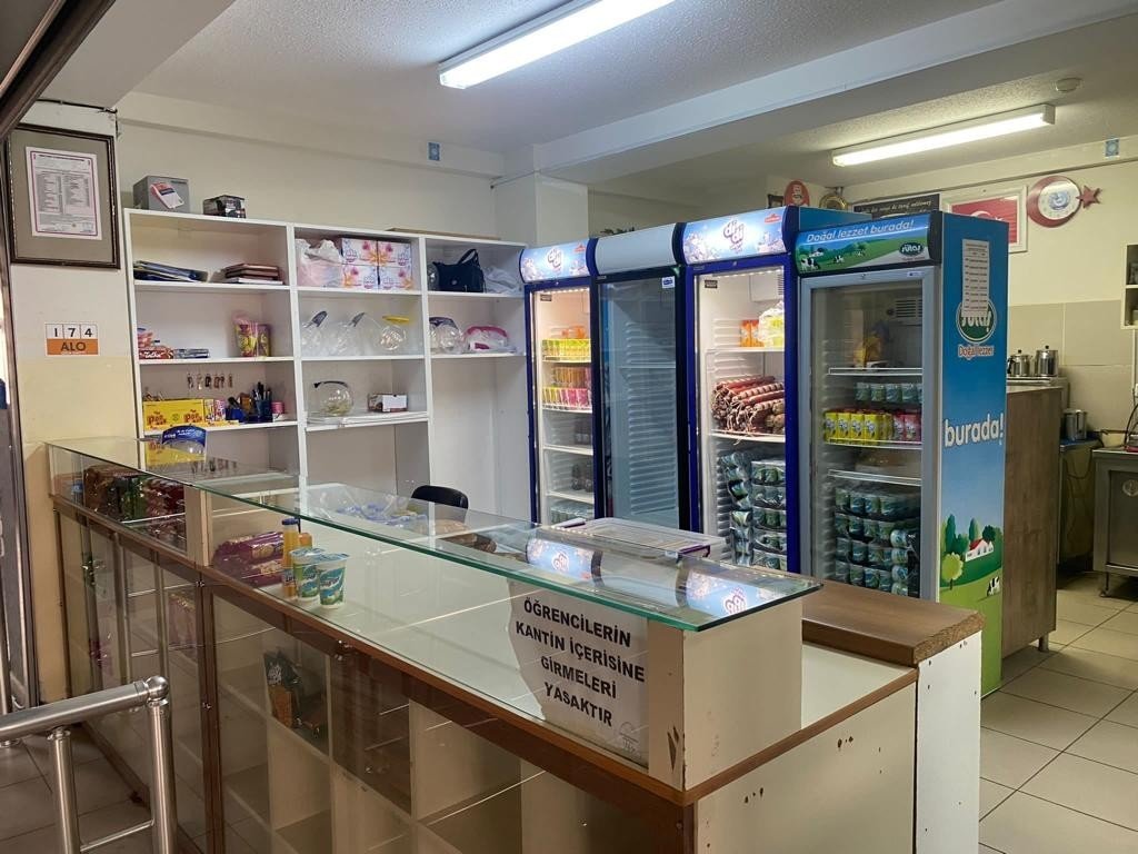 Okul kantinine giren kar maskeli hırsızlar, ne varsa çöp poşetine doldurup çaldı