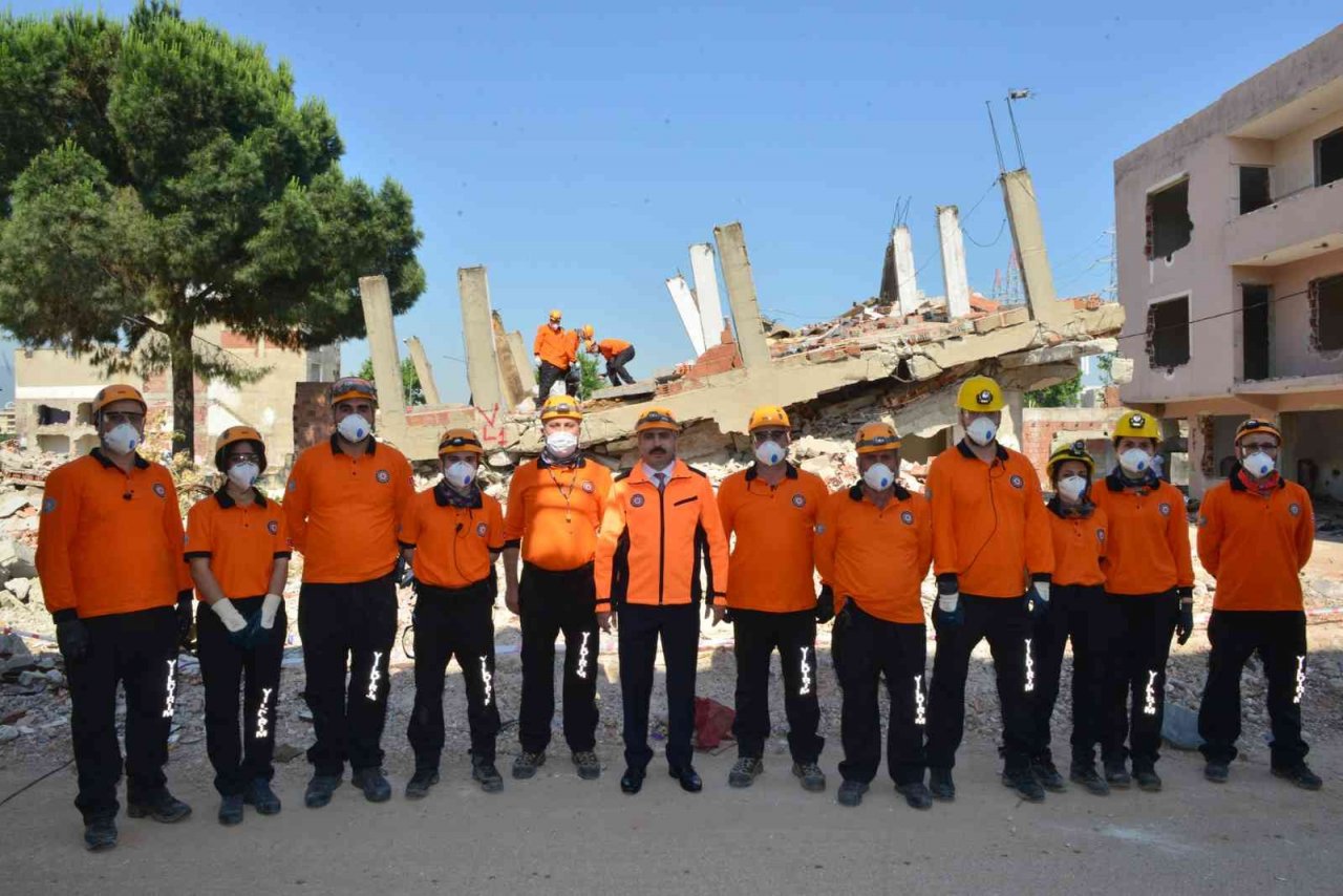 Belediye çalışanları arama kurtarma sertifikasını aldı