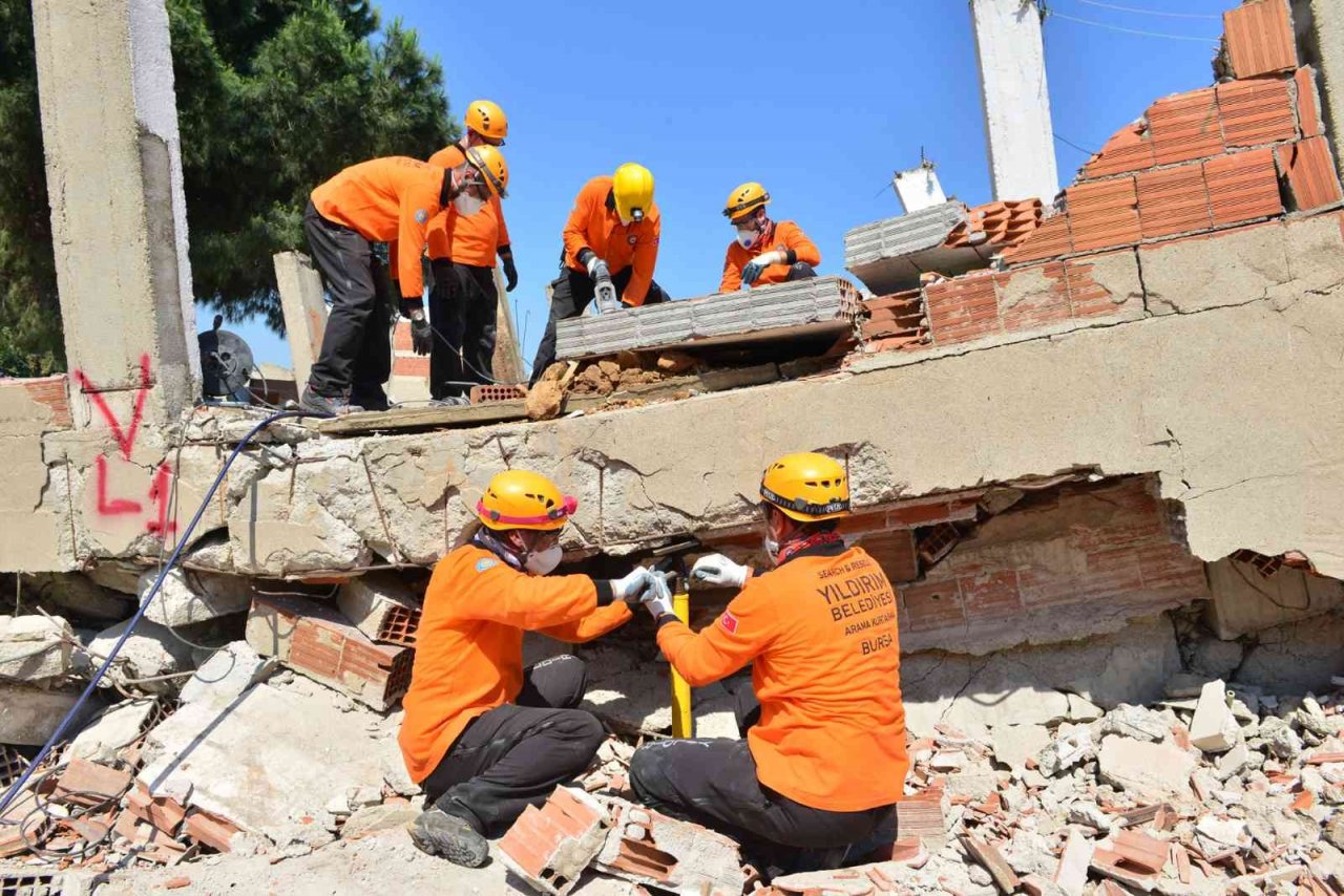 Belediye çalışanları arama kurtarma sertifikasını aldı