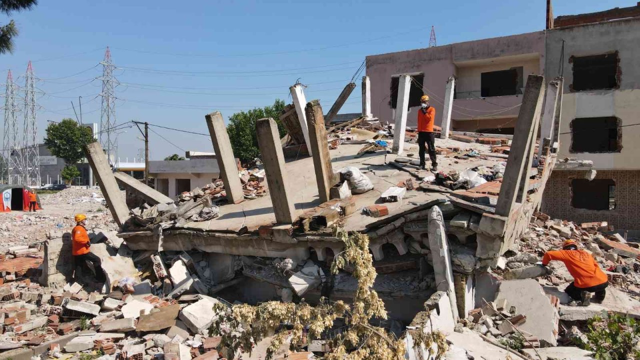 Belediye çalışanları arama kurtarma sertifikasını aldı