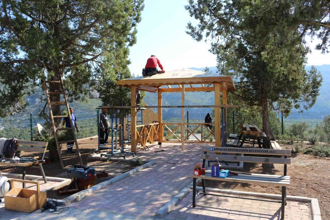 İbradı’da köy okulu tadilatı, yol, parke taşı ve mezarlıkta namaz kılma alanı yapıldı