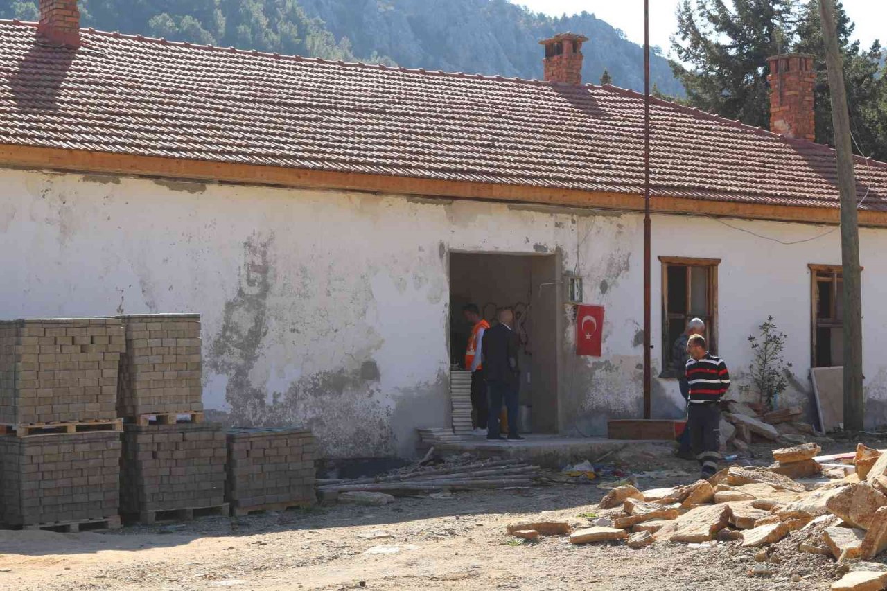 İbradı’da köy okulu tadilatı, yol, parke taşı ve mezarlıkta namaz kılma alanı yapıldı
