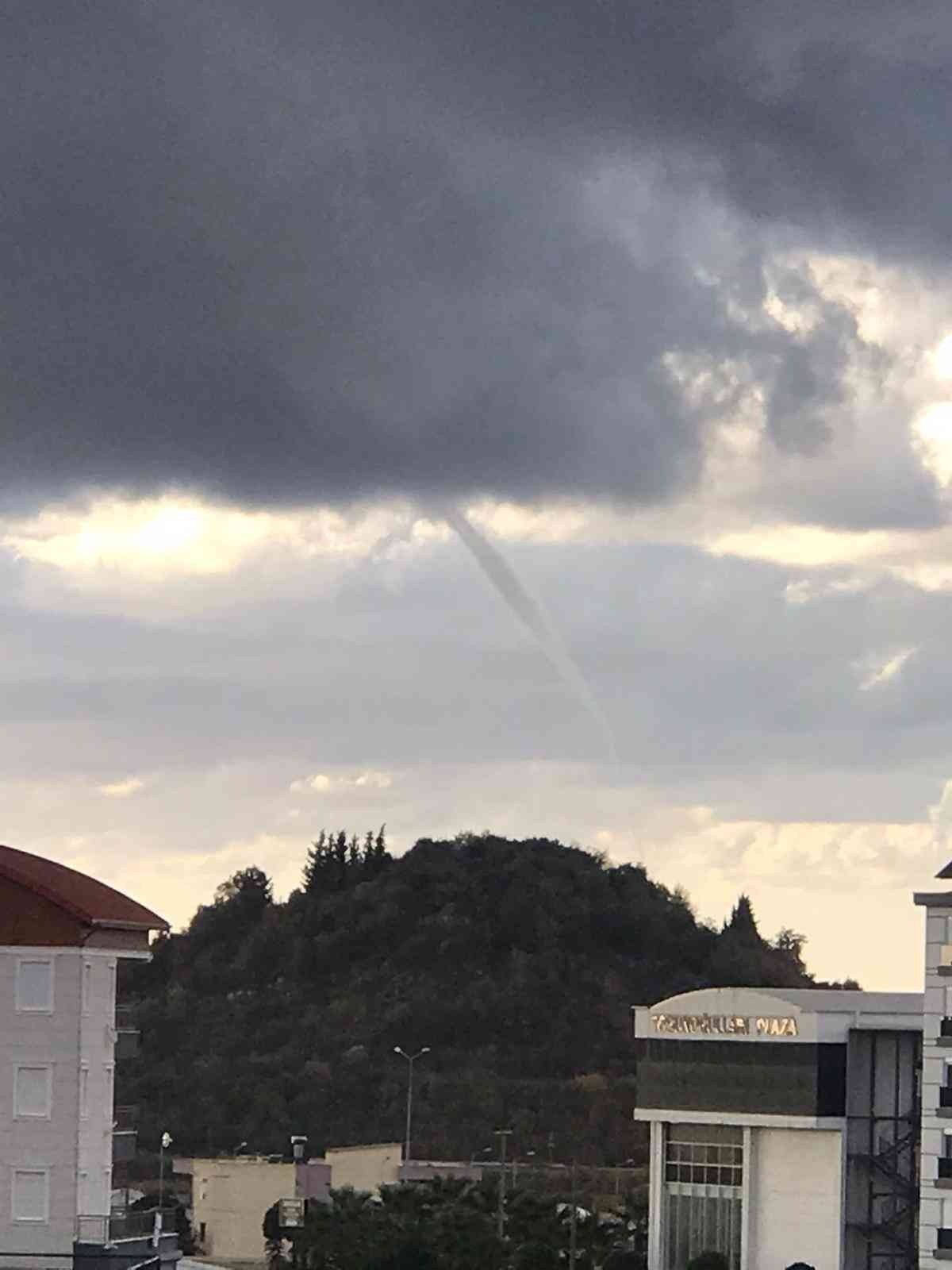 Antalya’da çıkan hortum karaya ulaşmadan kayboldu