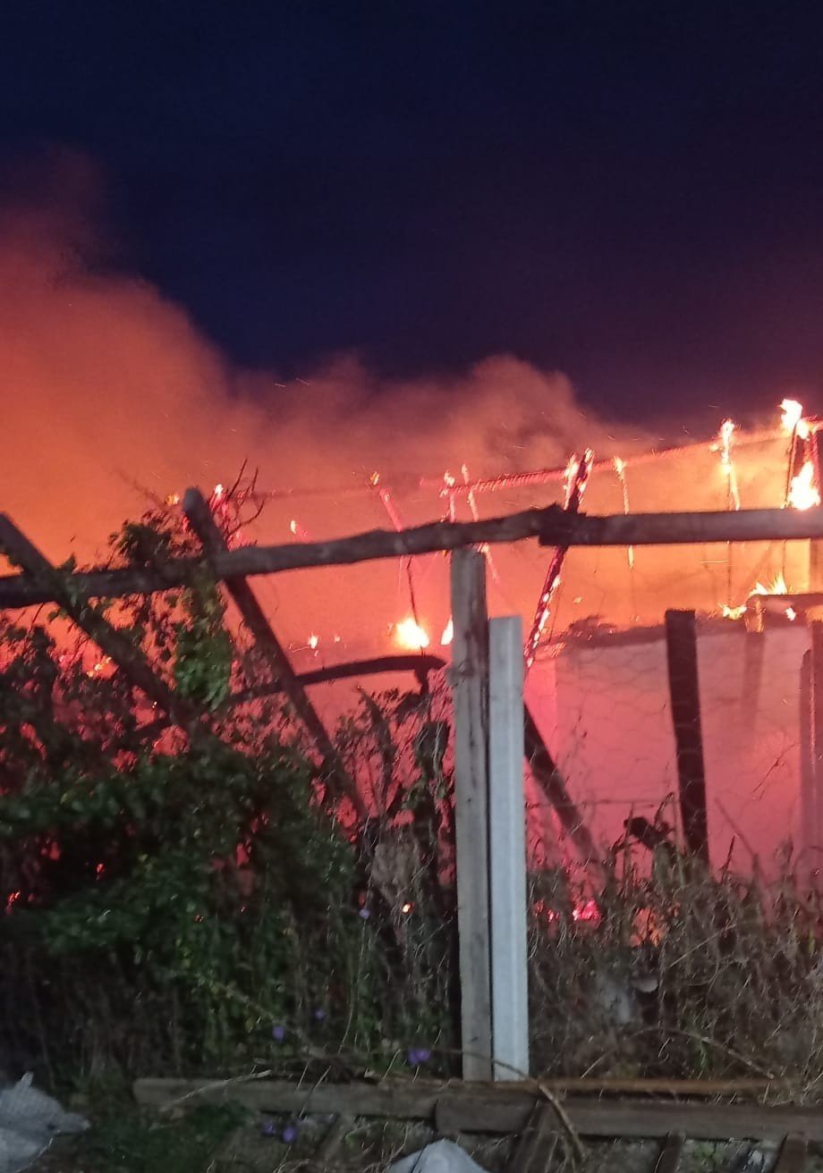 Baraj kenarındaki bağ evi alev alev yandı