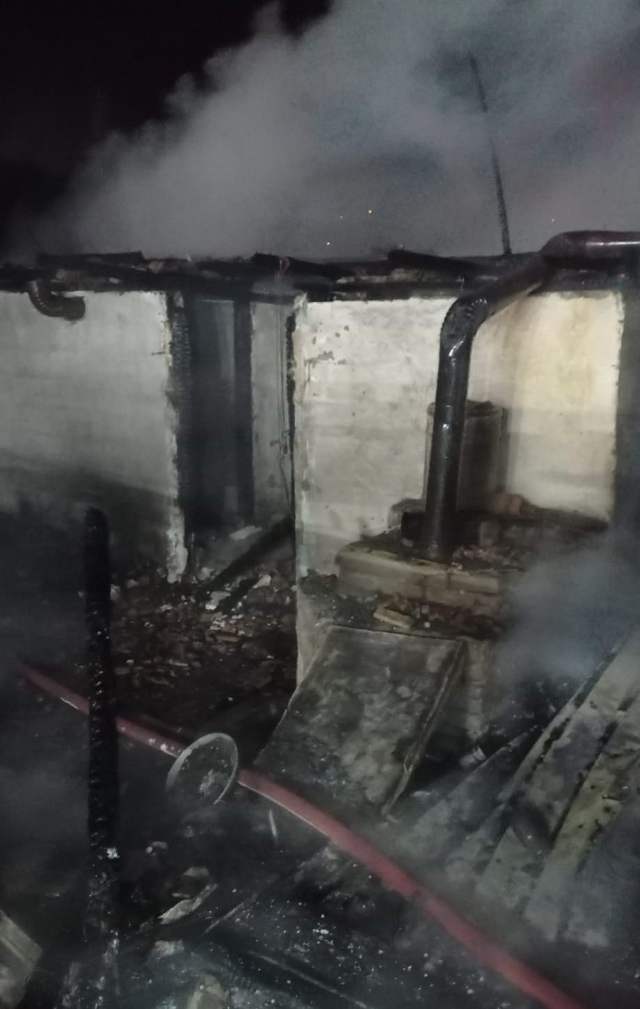 Baraj kenarındaki bağ evi alev alev yandı