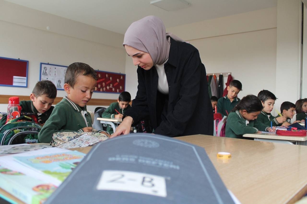 Çiçeği burnunda genç köy öğretmeni öğrencilerine ışık oluyor