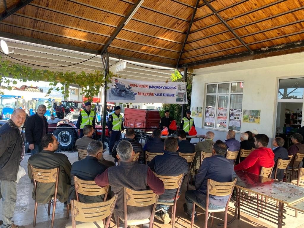 Jandarmadan tarım araçlarının karıştığı kazalara reflektörlü çözüm