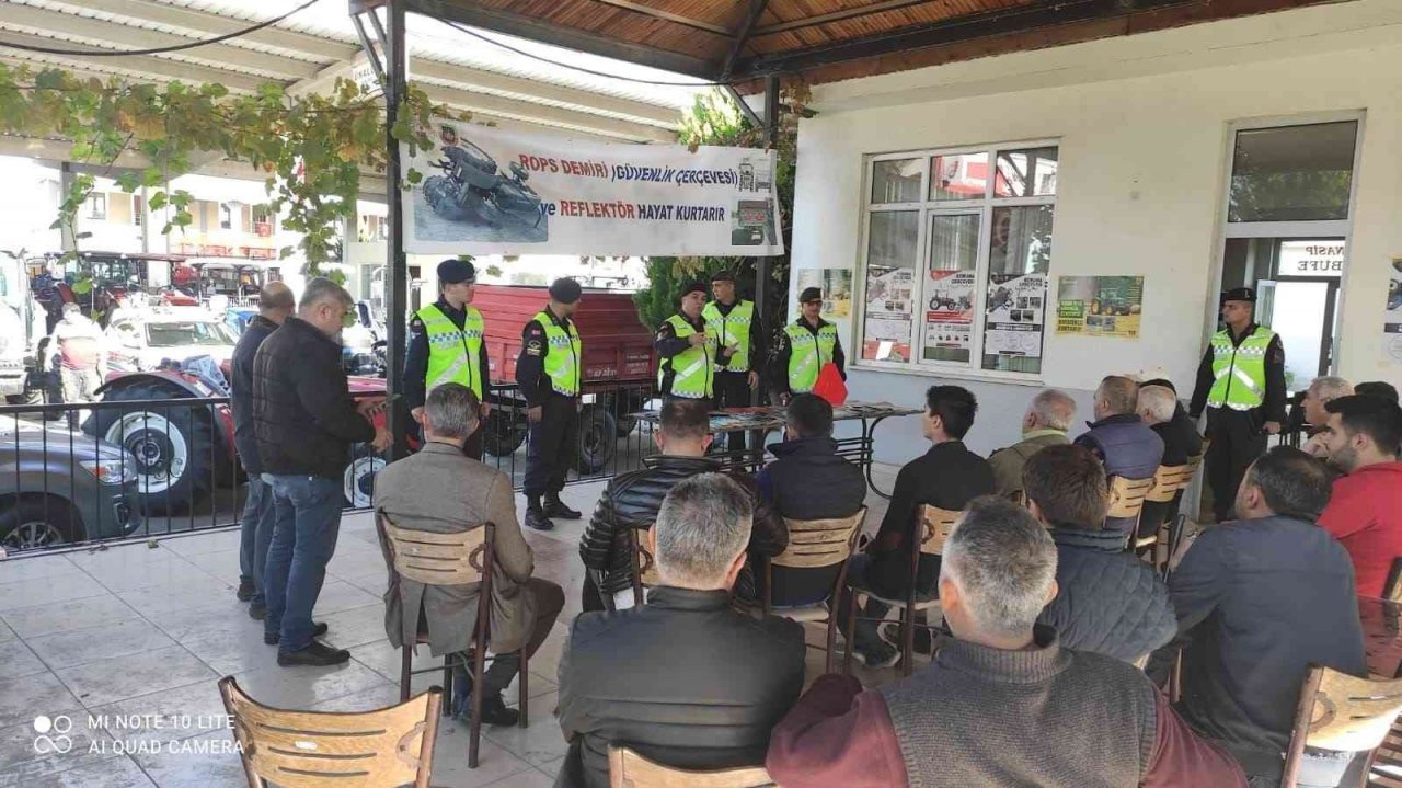 Jandarmadan tarım araçlarının karıştığı kazalara reflektörlü çözüm