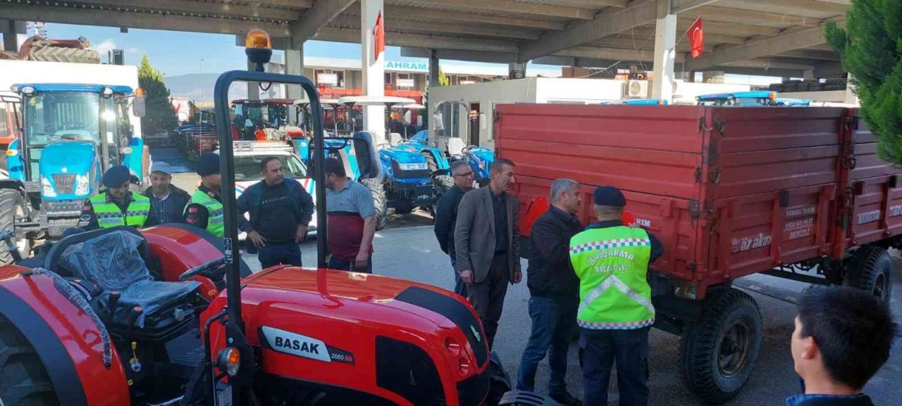 Jandarmadan tarım araçlarının karıştığı kazalara reflektörlü çözüm