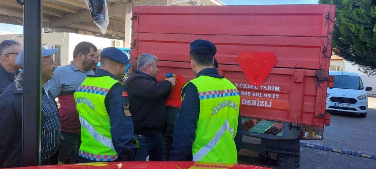 Jandarmadan tarım araçlarının karıştığı kazalara reflektörlü çözüm