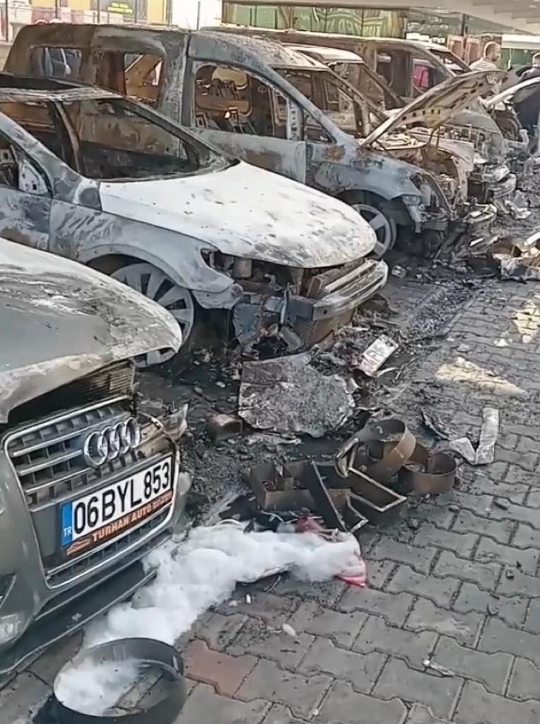 Oto galeride çıkan yangında 6 araç kullanılamaz hale geldi