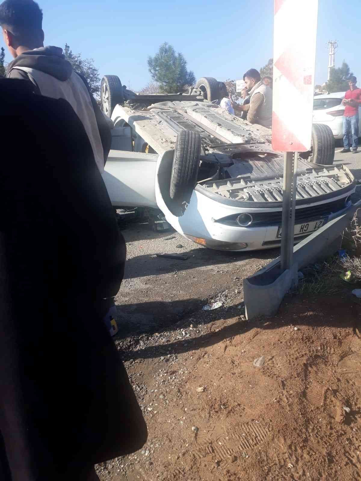 Otomobiller kavşakta kafa kafaya çarpıştı: 5 yaralı